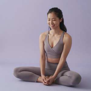 禅ルームで前屈する女性