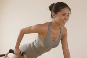 ピラティスリングを使う女性の顔