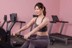 ローイングマシンを使う男性の横顔