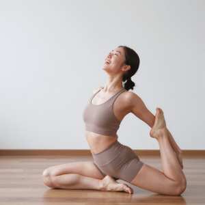 ヨガのラクダのポーズをとる女性