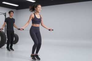 縄跳びをする男性の俯瞰ショット