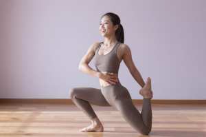 ヨガの半月のポーズをとる女性