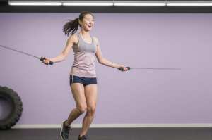 縄跳びをする女性のダイナミックな姿