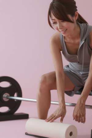 フォームローラーでハムストリングをほぐす男性の顔