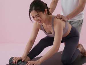 フォームローラーで背中をマッサージする男性の顔