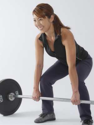 デッドリフトを行う男性のローアングル