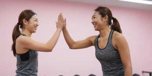 ワークアウト後にハイタッチする女性たち