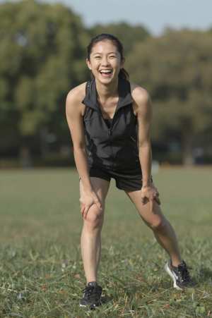 公園でストレッチする男性