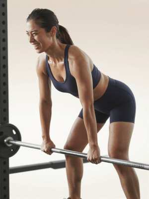 バーベルロウで背筋を鍛える男性