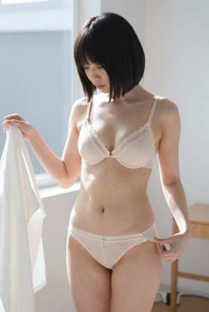 黒のレース姿で部屋に佇む女性