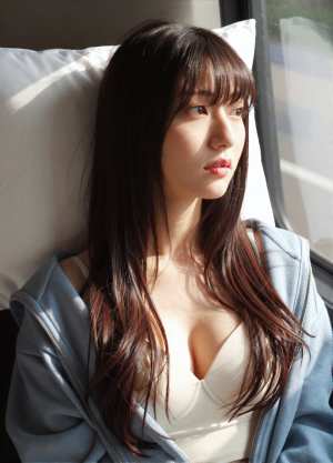 シャツ姿の美しい女性