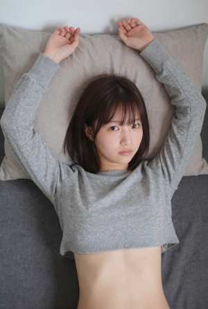 ベッドとセーターのポートレート素材