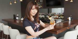 ガールズバーのカウンターで乾杯する嬢