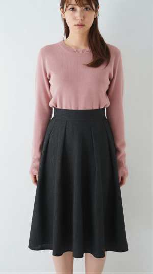 グレーのセーターを着た女性のポートレート