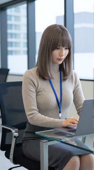 オフィスでのセーター姿の女性