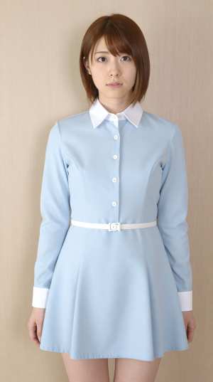 白ドレス姿の魅力的な女性