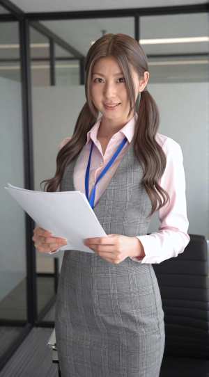 オフィスの白シャツポートレート