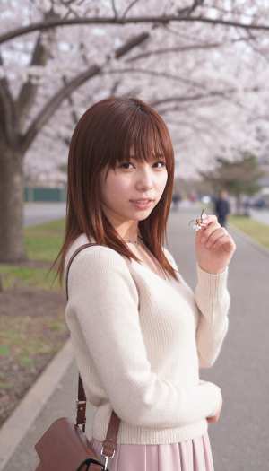 黒セーター姿の魅力的な女性