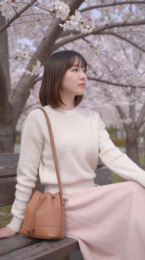 公園で撮影された女性のポートレート