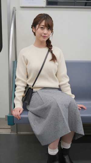 セーター姿の美しい女性