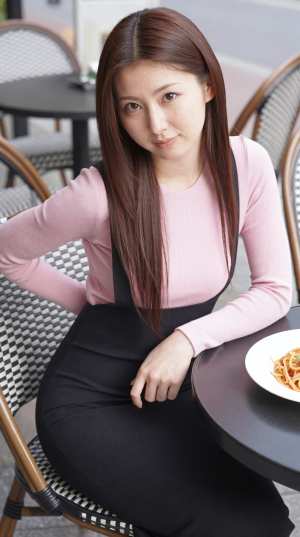 カフェで撮影された女性のポートレート