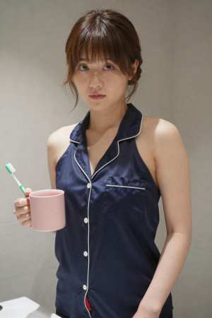 黒シルクを着こなす美女