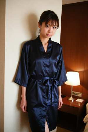 ネイビーのシルクを着た女性のポートレート