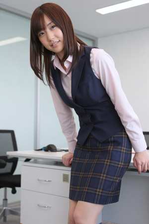 オフィスで撮影された女性のポートレート