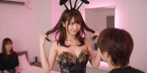 バニーガールのコスプレ衣装で密着