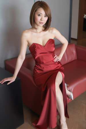 ドレスの裂け目を見せる嬢の姿