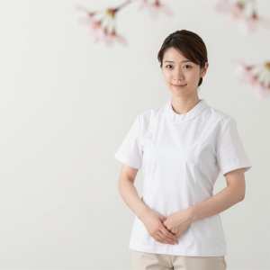 白のユニフォームを着た女性のポートレート