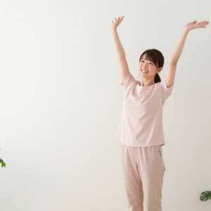 ピンクのシャツを着た女性のポートレート