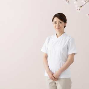 ユニフォーム姿の笑顔女性