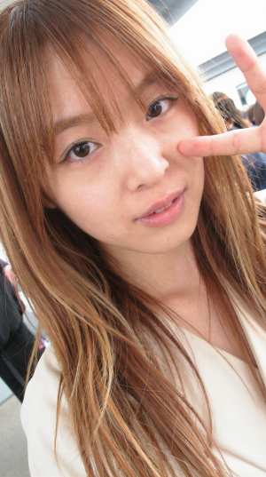 ゴールドシャツを着こなす美女