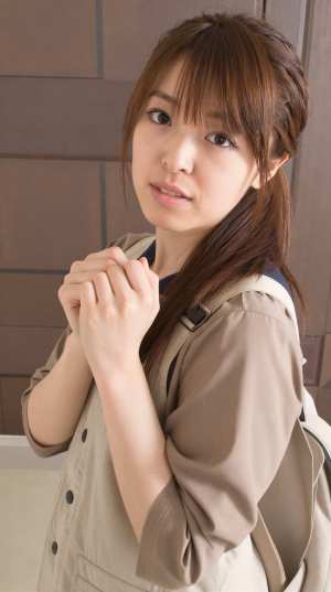 寝室のリラックスな女性ポートレート