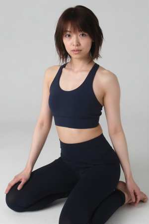 ソファでのレース姿の女性