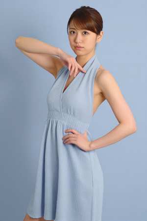 黒のドレスを着た女性のポートレート