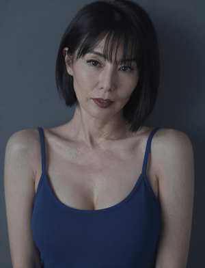 熟女・爆乳キャミソール姿でスパにくつろぐ美女