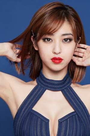 爆乳ネイビーレース姿のリラックスな女性