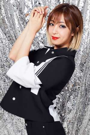 爆乳バーで見せる笑顔な一瞬