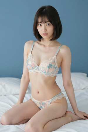 レース姿でベッドにくつろぐ美女