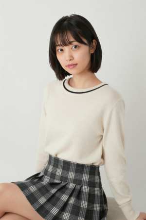 黒セーターを着こなす美女