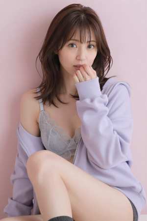 ピンクシャツを着こなす美女