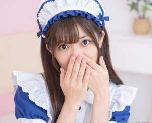 白レース姿の魅力的な女性