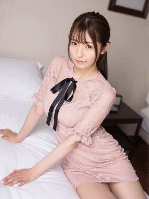 ピンクのレースを着た女性のポートレート