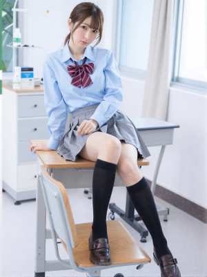 シャツ姿のリラックス女性