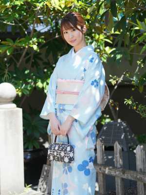 ピンク着物姿の魅力的な女性