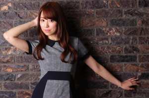 赤ドレスを着こなす美女