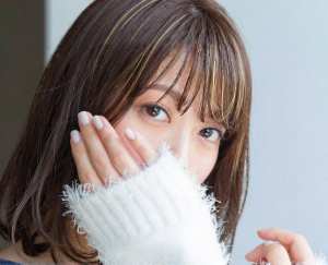 視線で誘う白いニット姿