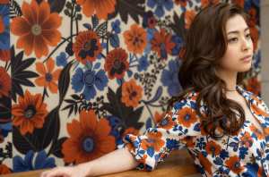 花柄コーデで魅せる横顔美人